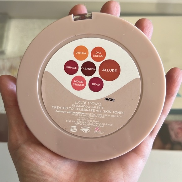 PEAR NOVA Eyeshadow Palette New In Box. - Picture 6 of 8